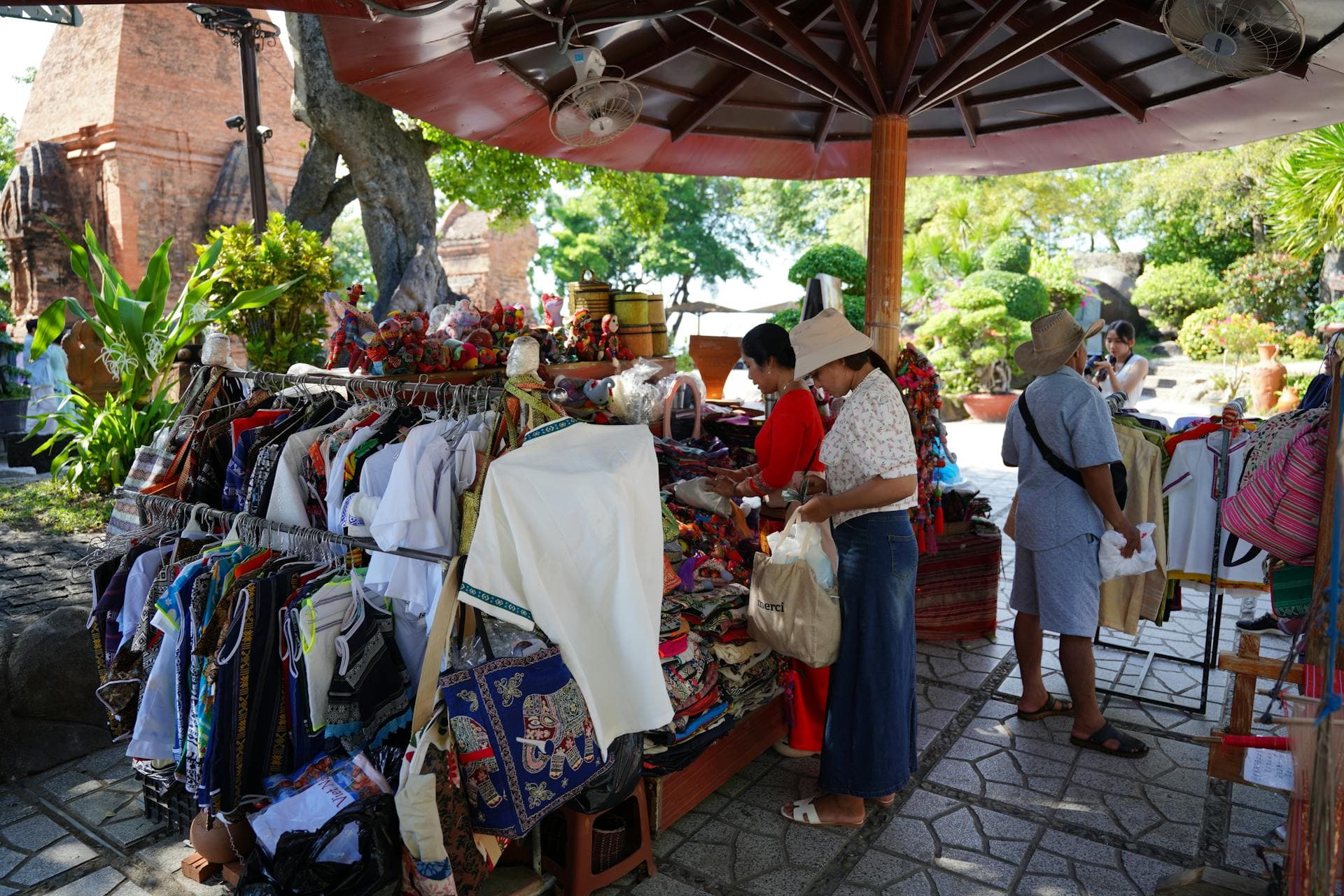 ตลาดจตุจักรหรือตลาดแถวบ้าน?